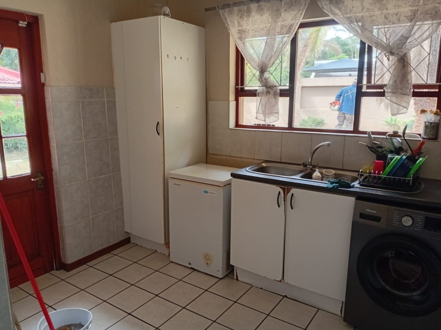 To Let 4 Bedroom Property for Rent in Bonza Bay Eastern Cape